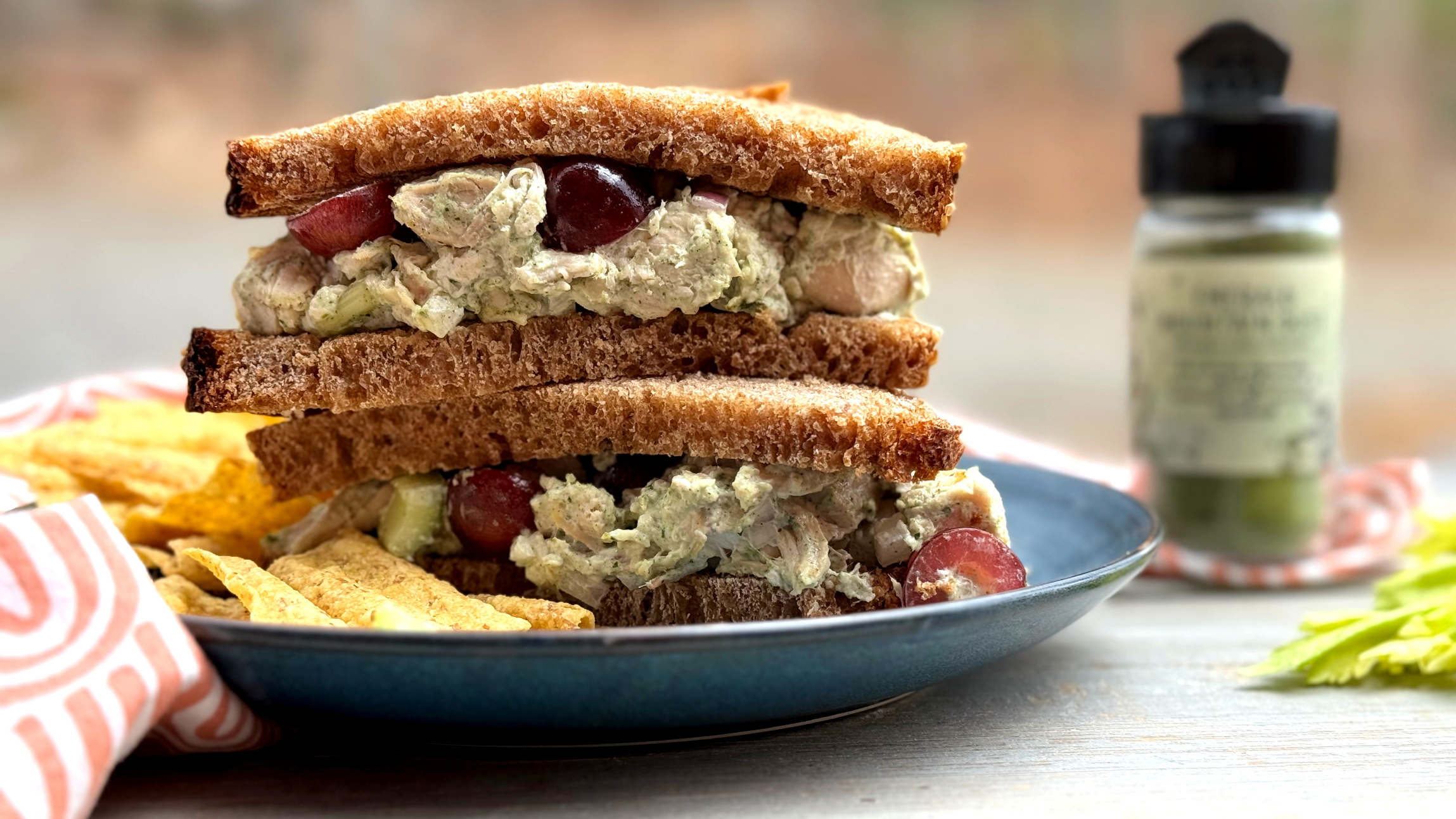 chicken salad, grapes, bread, potato chips, striped napkin, nature, well Seasoned table emerald mountain dust